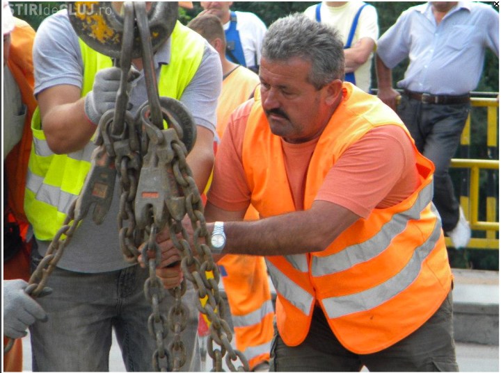 twomenworkingfourmenwatching