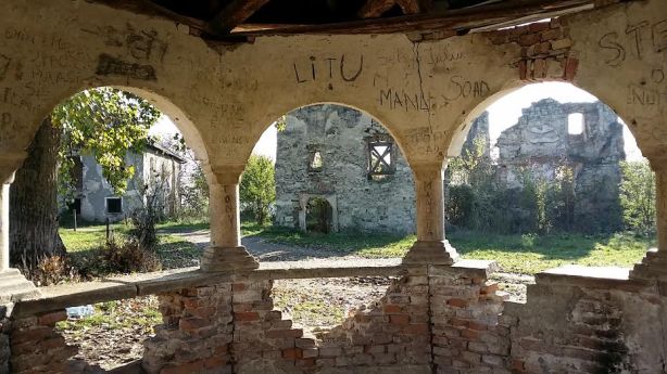 fountain-kornis-castle-photo