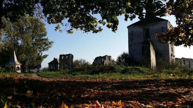 kornis-castle-fall-photo