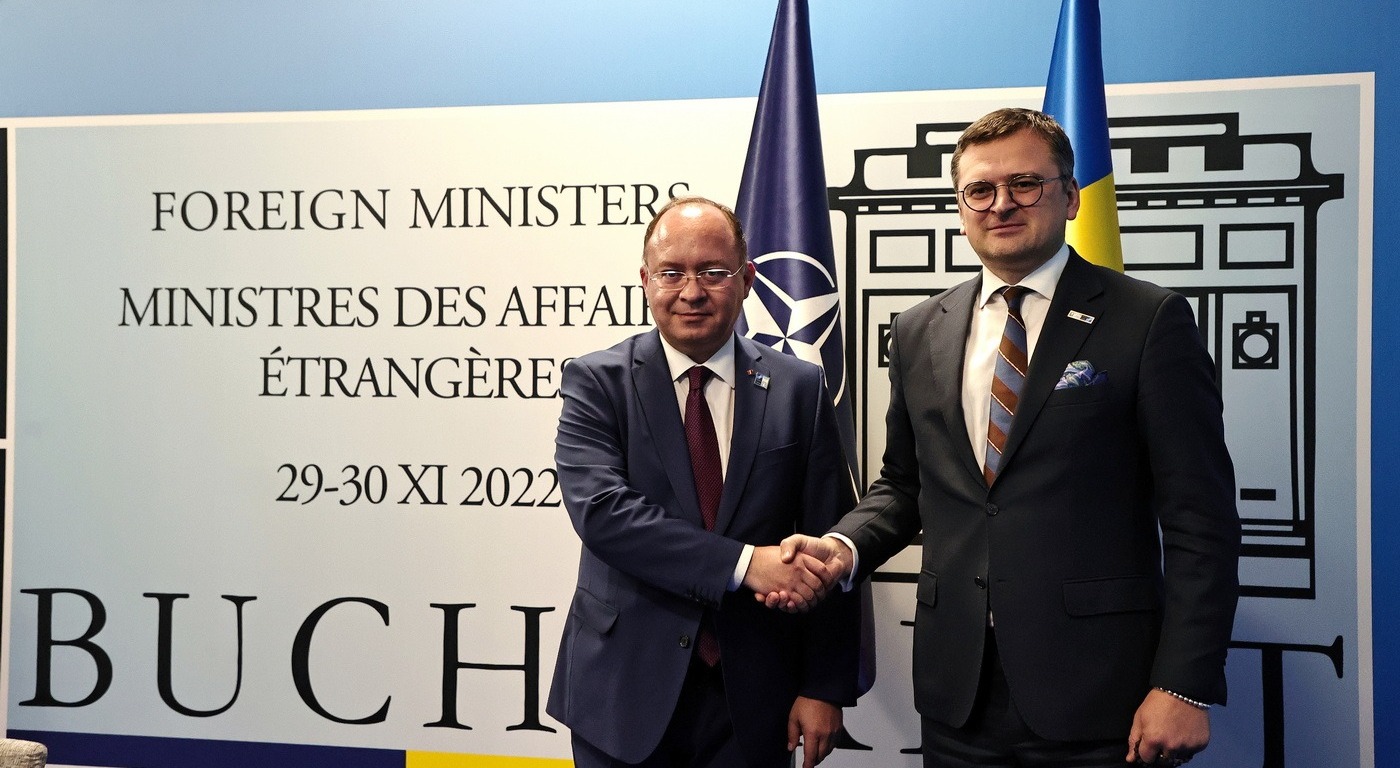 Bogdan Aurescu and Dmitri Kuleba at the NATO meeting in Bucharest 2022